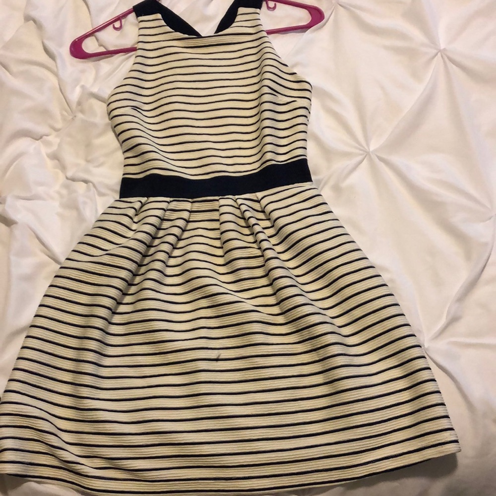 Fit and flair dress. White and navy striped.